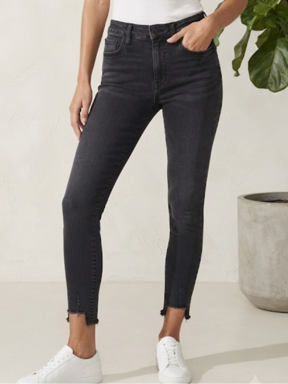 GOOD AMERICAN Good Waist Black Cropped Skinny Jeans Chewed Hem Size 26